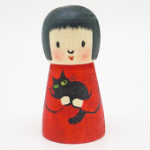 遠刈田系　小松里佳　さんかく黒猫抱っここけし